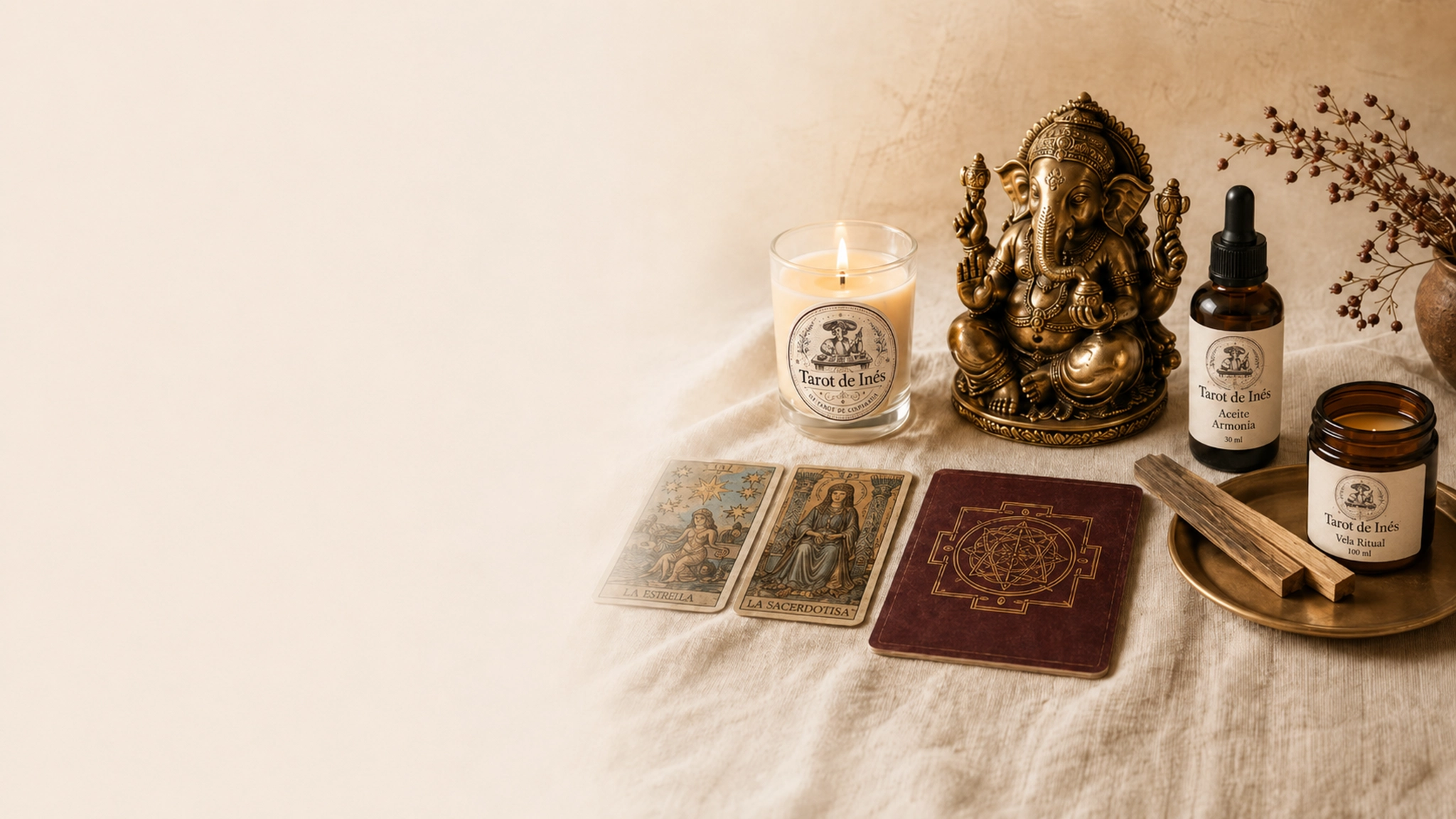 Bodegón ritual premium con Ganesha, vela, tarot, aceite y sahumerio