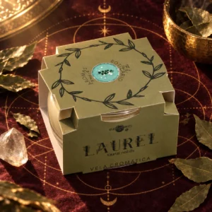 Vela Cromática de Laurel Euroscents: vista superior del envase sobre un fondo granate.