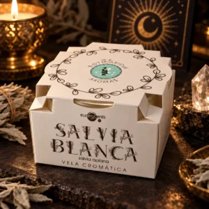 Vela Cromática de Salvia Blanca en su caja, con iluminación cálida y elementos decorativos.