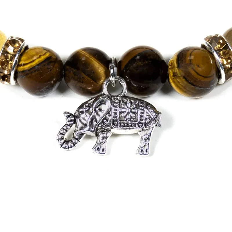 Detalle del elefante y las cuentas de ojo de tigre de la pulsera