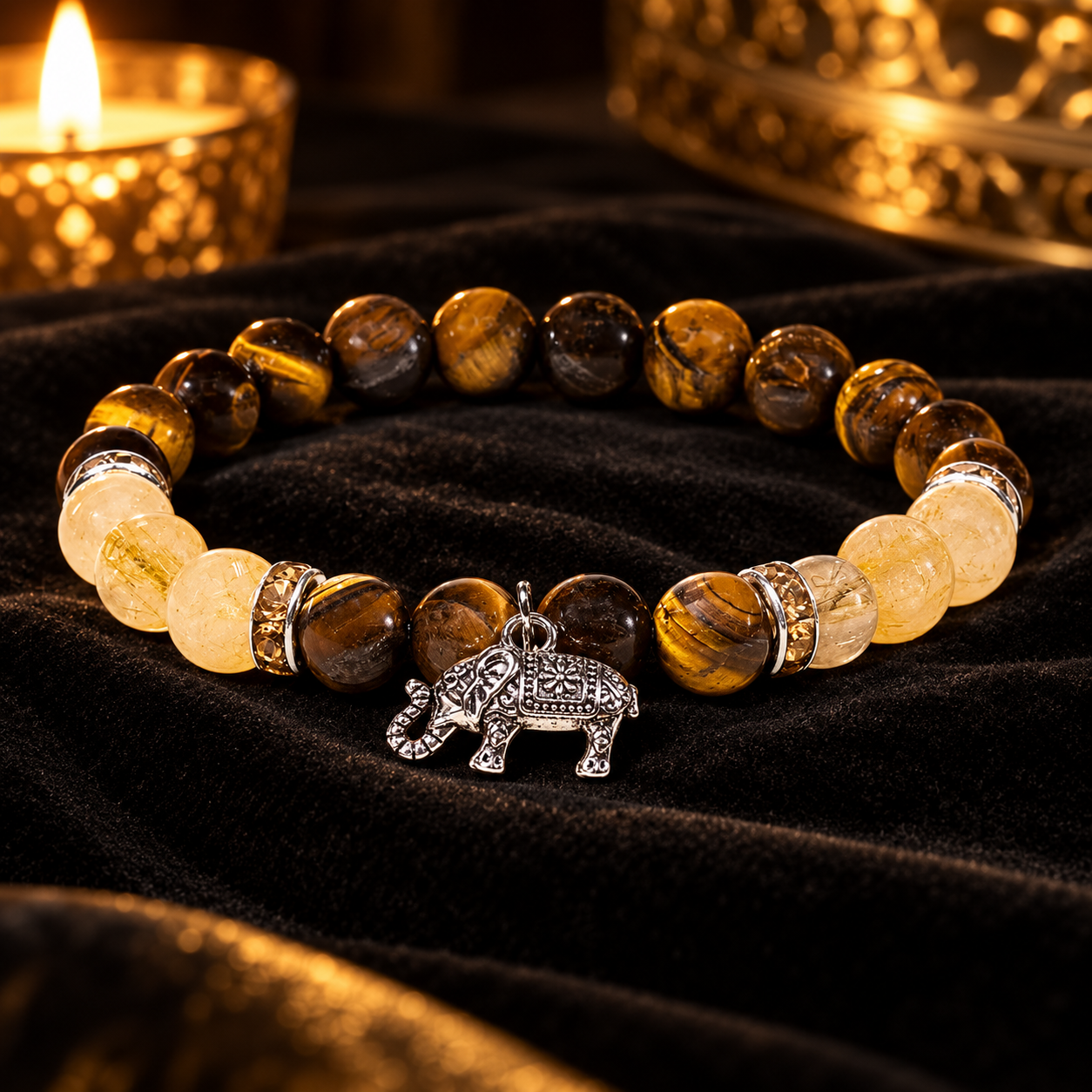 Pulsera de ojo de tigre y cuarzo rutilado con elefante en ambiente dorado premium