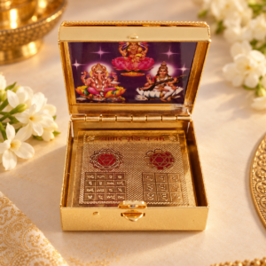 Cajita Familiar Shubh-Labh abierta con imágenes de Ganesha, Lakshmi y Saraswati y símbolos de prosperidad.