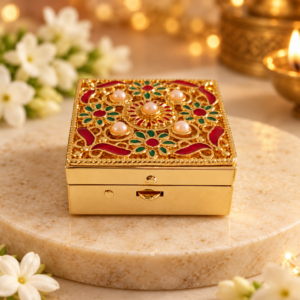 Cajita Familiar Shubh-Labh cerrada con decoración dorada, detalles rojos y verdes y cinco elementos nacarados.