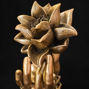Detalle de la flor de loto y los dedos de Manos del Loto Dorado